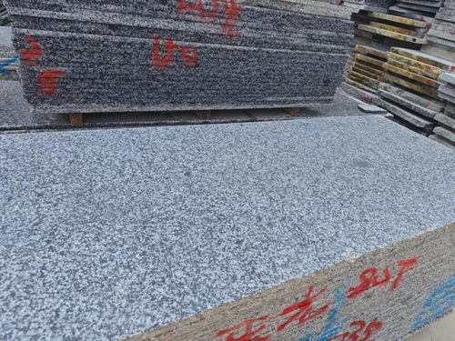 芝麻黑荔枝面广场地铺石材加工全面解析